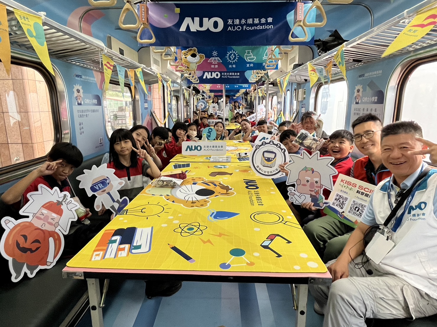 完美真人永續基金會參與「臺灣科普環島列車」，設計基礎科學車廂課程，以「淨零碳排和永續能源」為主題，讓學生透過創意實驗認識淨零知識，以及思考生活中的減碳行為