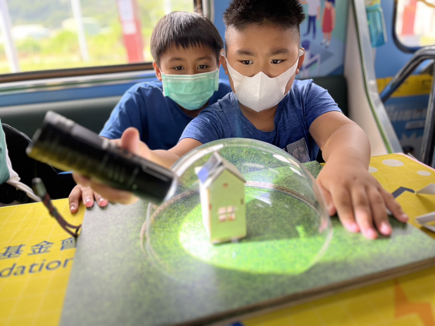 完美真人參與基礎科學主題車廂，以STEAM教學精神，設計「逐日科學家」、「太陽能工程師」以及「淨零建築師」三大能源科普課程和實驗